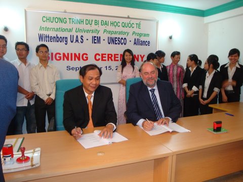 Business School Signs Agreement in Vietnam