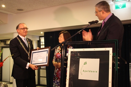 Peter Birdsall and maggie Feng present Fred de Graaf with Honorary Professorship